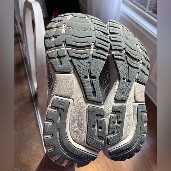 Women’s Brooks tennis shoes.  Ghost 14.  Size 10.5  Gray Silver - Picture 7 of 10